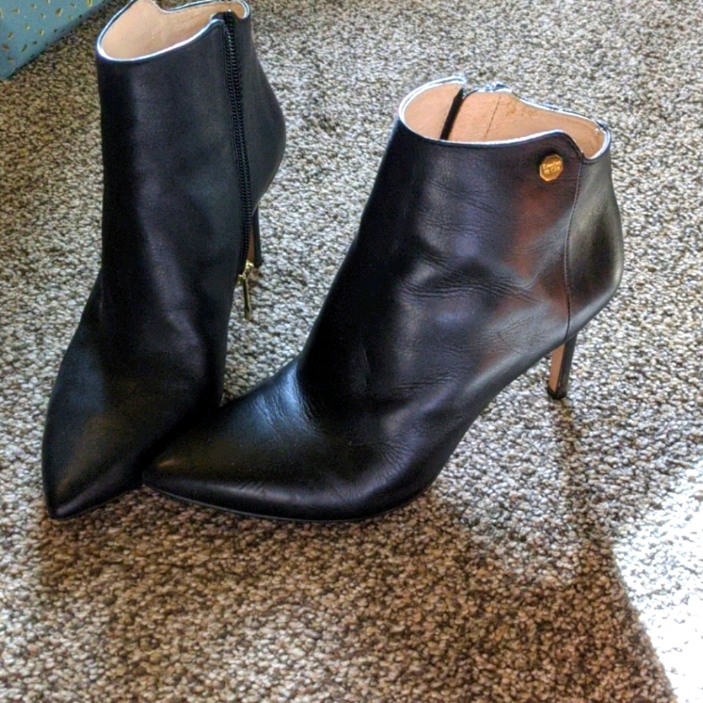 Heeled booties